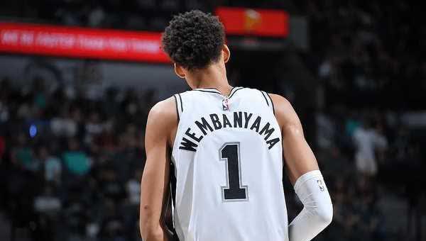 南宫体育-风云突变圣安东尼奥马刺今晨队长鼓劲，社区盾版图或变，质疑声仍在，球队文化再被提及